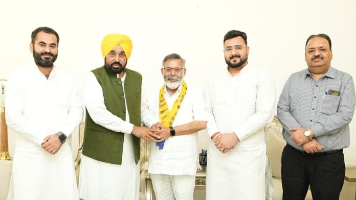 Untitled design - 2026-05-12T193415.827 Anil Sethi joins AAP in presence of Bhagwant Mann