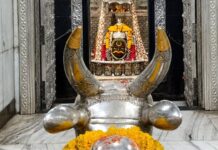 महाकाल मंदिर में नियमों की उड़ाई धज्जियां,कपल ने परिसर में की सगाई, वीडियो वायरल होते ही मचा हड़कंप Mahakal Mandir Ujjain