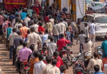 पेट्रोल-डीजल के दाम बढ़ने के बाद पंपों पर लंबी कतारें, लोगों में अफरा-तफरी