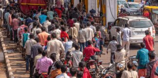 पेट्रोल-डीजल के दाम बढ़ने के बाद पंपों पर लंबी कतारें, लोगों में अफरा-तफरी