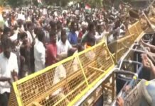TRE 4 के विज्ञापन को लेकर सड़कों पर उतरे अभ्यर्थी, पुलिस ने किया लाठी चार्ज Candidates took to the streets over the TRE 4 advertisement, police resorted to lathi charge. Candidates took to the streets over the TRE 4 advertisement, police resorted to lathi charge.