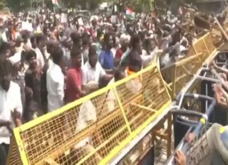 TRE 4 के विज्ञापन को लेकर सड़कों पर उतरे अभ्यर्थी, पुलिस ने किया लाठी चार्ज Candidates took to the streets over the TRE 4 advertisement, police resorted to lathi charge. Candidates took to the streets over the TRE 4 advertisement, police resorted to lathi charge.