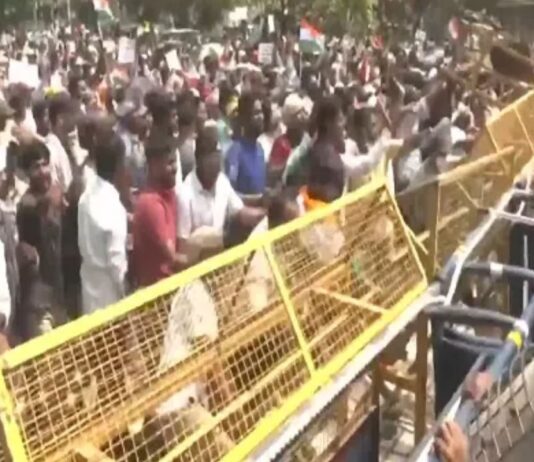 TRE 4 के विज्ञापन को लेकर सड़कों पर उतरे अभ्यर्थी, पुलिस ने किया लाठी चार्ज Candidates took to the streets over the TRE 4 advertisement, police resorted to lathi charge. Candidates took to the streets over the TRE 4 advertisement, police resorted to lathi charge.