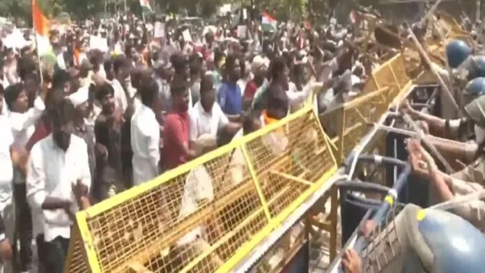 Candidates took to the streets over the TRE 4 advertisement, police resorted to lathi charge. Candidates took to the streets over the TRE 4 advertisement, police resorted to lathi charge.