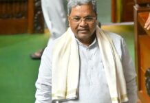 लोकभवन में सिद्दारमैया ने राज्यपाल के सचिव को सौंपा इस्तीफा, कहा- हाईकमान के निर्देशों का किया पालन siddaramaiah hands