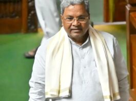 लोकभवन में सिद्दारमैया ने राज्यपाल के सचिव को सौंपा इस्तीफा, कहा- हाईकमान के निर्देशों का किया पालन siddaramaiah hands