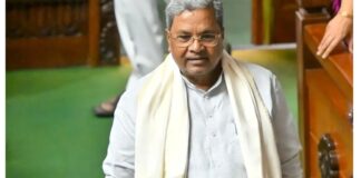 लोकभवन में सिद्दारमैया ने राज्यपाल के सचिव को सौंपा इस्तीफा, कहा- हाईकमान के निर्देशों का किया पालन siddaramaiah hands