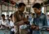 ट्रेन में Samsung-Vivo के नाम पर बड़ा खेल, नकली पॉवरबैंक बेचकर यात्रियों को लगा रहे चूना Big scam in the name of Samsung Vivo in the train passengers are being duped by selling fake power banks
