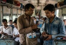 ट्रेन में Samsung-Vivo के नाम पर बड़ा खेल, नकली पॉवरबैंक बेचकर यात्रियों को लगा रहे चूना Big scam in the name of Samsung Vivo in the train passengers are being duped by selling fake power banks