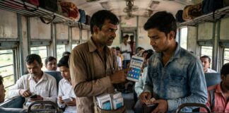 ट्रेन में Samsung-Vivo के नाम पर बड़ा खेल, नकली पॉवरबैंक बेचकर यात्रियों को लगा रहे चूना Big scam in the name of Samsung Vivo in the train passengers are being duped by selling fake power banks