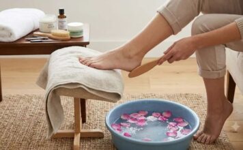 Pedicure at Home:घर पर पेडीक्योर बना सकता है, पैरों को खूबसूरत, लेकिन ये गलती पड़ सकती है भारी Pedicure at Home