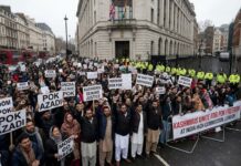 लंदन में गूंजे ‘PoK की आजादी’ के नारे, हाई कमीशन के बाहर हजारों प्रदर्शनकारियों का जुटान Slogans of Freedom for PoK echoed in London thousands of protesters gathered outside the High Commission
