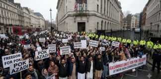 लंदन में गूंजे ‘PoK की आजादी’ के नारे, हाई कमीशन के बाहर हजारों प्रदर्शनकारियों का जुटान Slogans of Freedom for PoK echoed in London thousands of protesters gathered outside the High Commission