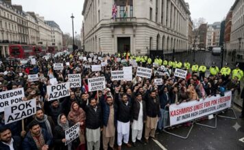 लंदन में गूंजे ‘PoK की आजादी’ के नारे, हाई कमीशन के बाहर हजारों प्रदर्शनकारियों का जुटान Slogans of Freedom for PoK echoed in London thousands of protesters gathered outside the High Commission