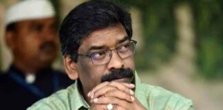जमशेदपुर में पुलिस की गाड़ी से खींचकर युवक की चाकू मारकर हत्या, CM हेमंत सोरेन का बड़ा एक्शन Youth stabbed to death after being dragged out of a police vehicle in Jamshedpur; CM Hemant Soren takes major action.
