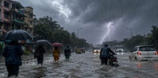 दिल्ली से गुजरात तक थमी सांसें, यूपी में भारी बारिश से 19 लोगों की मौत आज 17 राज्यों में रेड अलर्ट जारी Anxiety grips the