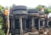 बिहार के अररिया में अनियंत्रित ट्रक पलटा, हाईवे की रेलिंग तोड़ी, चालक ने कूदकर बचाई जान Out-of-control truck overturns in Araria, Bihar; driver has a narrow escape.
