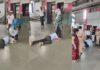 मुझे छोड़कर मत जाओ, प्लेटफॉर्म पर प्रेमी ने पकड़े प्रेमिका के पैर, भावुक कर देगा VIDEO Mumbai railway station viral video