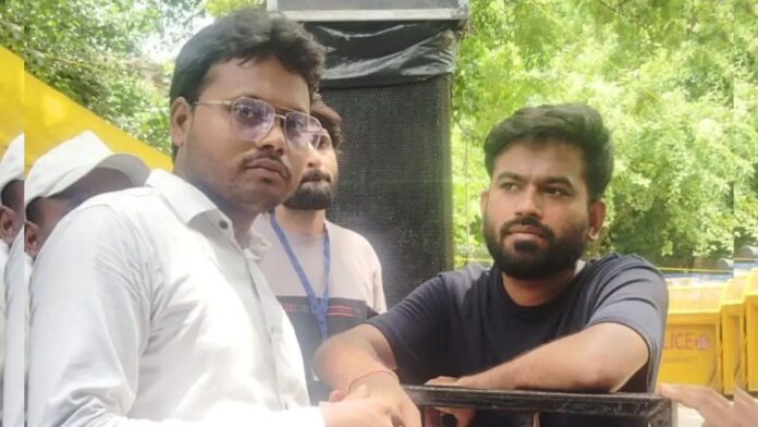 We will set the entire Delhi-NCR on fire a man issued threats at Jantar Mantar over Abhijit Dipke We will set the entire Delhi-NCR on fire a man issued threats at Jantar Mantar over Abhijit Dipke