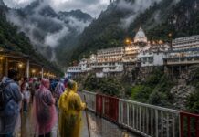 श्रद्धालुओं के लिए बड़ी खबर: वैष्णो देवी यात्रा पर लगी रोक, प्रशासन ने जारी की अहम सलाह Vaishno Devi Yatra