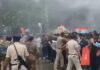 पटना में छात्रों का उग्र प्रदर्शन, पुलिस ने छोड़े आंसू गैस के गोले; बैरिकेड तोड़ आगे बढ़ी भीड़ Studensts Protest In Patna on Neet Paper Leak