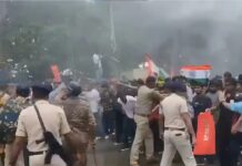 पटना में छात्रों का उग्र प्रदर्शन, पुलिस ने छोड़े आंसू गैस के गोले; बैरिकेड तोड़ आगे बढ़ी भीड़ Studensts Protest In Patna on Neet Paper Leak
