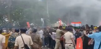 पटना में छात्रों का उग्र प्रदर्शन, पुलिस ने छोड़े आंसू गैस के गोले; बैरिकेड तोड़ आगे बढ़ी भीड़ Studensts Protest In Patna on Neet Paper Leak