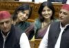 लोकसभा में अखिलेश यादव के भाषण के बीच डिंपल यादव की क्यूट हरकत, वीडियो हुआ वायरल Dimple Yadav cute gesture