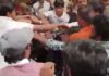 मुजफ्फरनगर में हिंदू युवती के साथ घूम रहा मुस्लिम युवक को घेरकर भीड़ ने जमकर की पिटाई, पुलिस ने बचाई जान mob-beat-up-muslim-youth