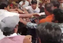 मुजफ्फरनगर में हिंदू युवती के साथ घूम रहा मुस्लिम युवक को घेरकर भीड़ ने जमकर की पिटाई, पुलिस ने बचाई जान mob-beat-up-muslim-youth