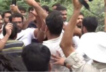 जयपुर में स्कूल देखने पहुंचे आशुतोष रांका समेत CJP कार्यकर्ताओं का ग्रामीणों ने की पिटाई, गाड़ियों के शीशे भी टूटे Ashutosh Ranka and CJP Workers