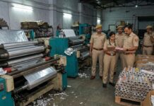 घर में एल्युमिनियम फॉयल का इस्तेमाल करते हैं तो हो जाएं सावधान! दिल्ली में BIS ने छापेमारी कर जब्त किए हजारों रोल BIS raid