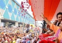 CM योगी ने कावड़ियों पर बरसाए फूल, कहा शिवरात्रि तक 4.5 करोड़ श्रद्धालु होने की उम्मीद UP CM Yogi Kanwariyas flower shower says 4 5 crore devotees on Maha Shivaratri