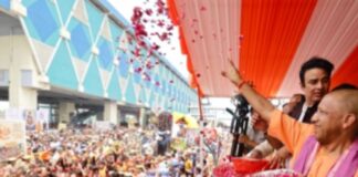 CM योगी ने कावड़ियों पर बरसाए फूल, कहा शिवरात्रि तक 4.5 करोड़ श्रद्धालु होने की उम्मीद UP CM Yogi Kanwariyas flower shower says 4 5 crore devotees on Maha Shivaratri