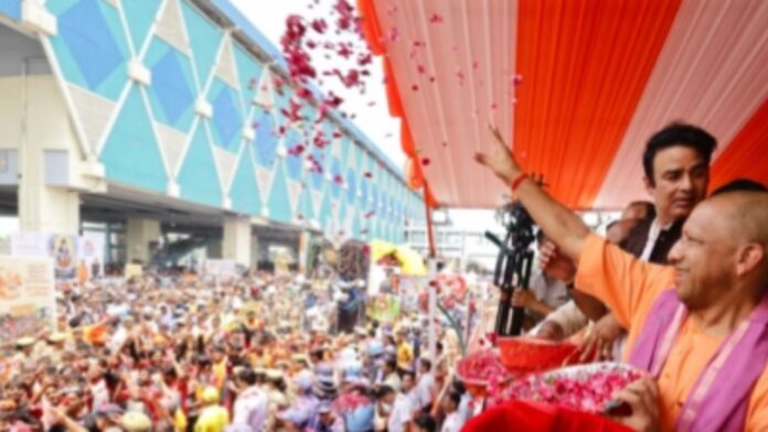 UP CM Yogi Kanwariyas flower shower says 4 5 crore devotees on Maha Shivaratri UP CM Yogi Kanwariyas flower shower says 4 5 crore devotees on Maha Shivaratri