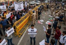 जंतर-मंतर बवाल पर पुलिस की सफाई, बैरिकेड तोड़कर संसद की ओर बढ़ी भीड़ को बताया अवैध जमावड़ा Delhi Police responds to the student protest at Jantar Mantar