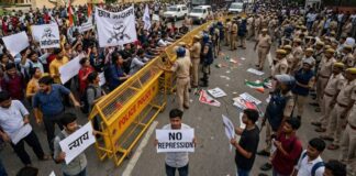 जंतर-मंतर बवाल पर पुलिस की सफाई, बैरिकेड तोड़कर संसद की ओर बढ़ी भीड़ को बताया अवैध जमावड़ा Delhi Police responds to the student protest at Jantar Mantar