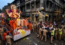 मुंबई के माज़गांव में गणपति जुलूस पर फेंके गए अंडे Eggs thrown at Ganpati procession in Mumbai