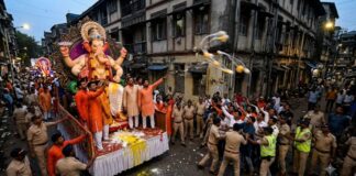 मुंबई के माज़गांव में गणपति जुलूस पर फेंके गए अंडे Eggs thrown at Ganpati procession in Mumbai