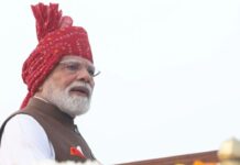 पीएम मोदी के तिरंगे लुक पर काग्रेंस ने कसा तंज, सोशल मीडिया पर छिड़ा विवाद Congress takes dig PM Modi Tricolour look controversy erupts on social media