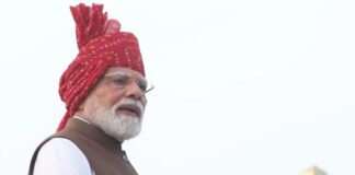 पीएम मोदी के तिरंगे लुक पर काग्रेंस ने कसा तंज, सोशल मीडिया पर छिड़ा विवाद Congress takes dig PM Modi Tricolour look controversy erupts on social media