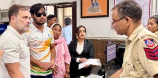 पैलेट गन पीड़ित साहिल के साथ थाने पहुंचे राहुल गांधी, धरने के बाद दिल्ली पुलिस ने ली शिकायत Rahul Gandhi