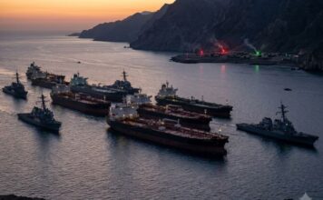 अमेरिका का नया दांव! ईरान की नाक के नीचे से होर्मुज पार कर रहे अमेरिकी जहाज Strait Of Hormuz