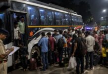 30 सीटर बस में ठूंस दिए 168 यात्री, चेकिंग के दौरान 4 घंटे तक होती रही गिनती 30 Seater Bus Carrying 168 Passengers viral news