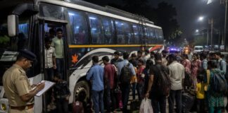 30 सीटर बस में ठूंस दिए 168 यात्री, चेकिंग के दौरान 4 घंटे तक होती रही गिनती 30 Seater Bus Carrying 168 Passengers viral news