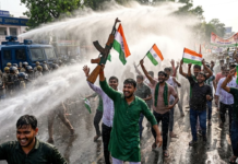 तेजस्वी के मार्च में डमी AK-47 लेकर पहुंचे RJD कार्यकर्ता, वाटर कैनन के बीच किया डांस rjd march ak47, tejashwi yadav rjd march