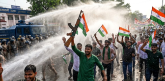 तेजस्वी के मार्च में डमी AK-47 लेकर पहुंचे RJD कार्यकर्ता, वाटर कैनन के बीच किया डांस rjd march ak47, tejashwi yadav rjd march