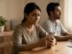 क्या पति का फोन चेक करना रिश्ते के लिए सही है? जानें भरोसे और प्राइवेसी का संतुलन should couples check each others phone