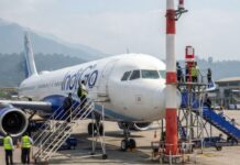 Srinagar में IndiGo विमान हादसे का शिकार होने से बचा, लैंडिंग के बाद पार्किंग में पोल से टकराया प्लेन Indigo Flight Accident