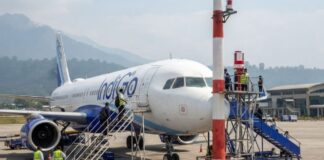 Srinagar में IndiGo विमान हादसे का शिकार होने से बचा, लैंडिंग के बाद पार्किंग में पोल से टकराया प्लेन Indigo Flight Accident